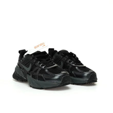 Load image into Gallery viewer, V2K Run low-top sneakers
